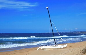 A sailboat on a sandy beach with the ocean in the background. - Beautiful private villa with A/C, WIFI, private pool, TV, veranda, pets allowed and panoramic view (Donnalucata)