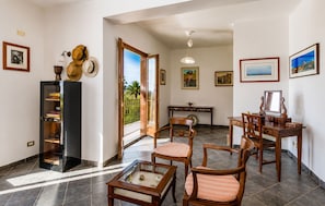 A room with a desk, chairs, a bookshelf, and artwork on the walls. - Beautiful private villa with A/C, WIFI, private pool, TV, veranda, pets allowed and panoramic view (Donnalucata)