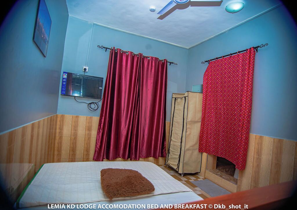 Roupas de cama premium, escrivaninha, Wi-Fi de cortesia, roupa de cama