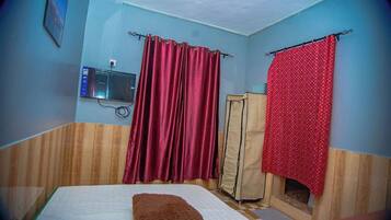 Roupas de cama premium, escrivaninha, Wi-Fi de cortesia, roupa de cama
