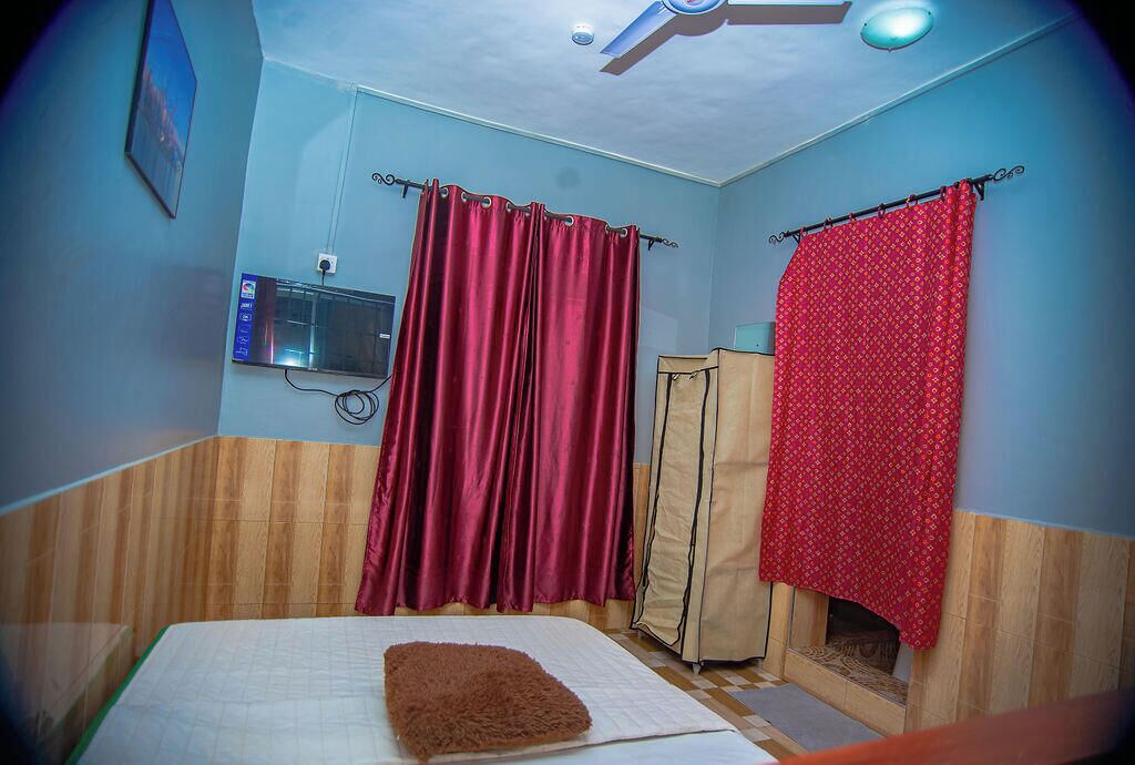 Premium bedding, desk, WiFi (free), bed sheets