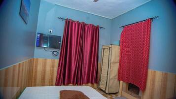 Premium bedding, desk, WiFi (free), bed sheets