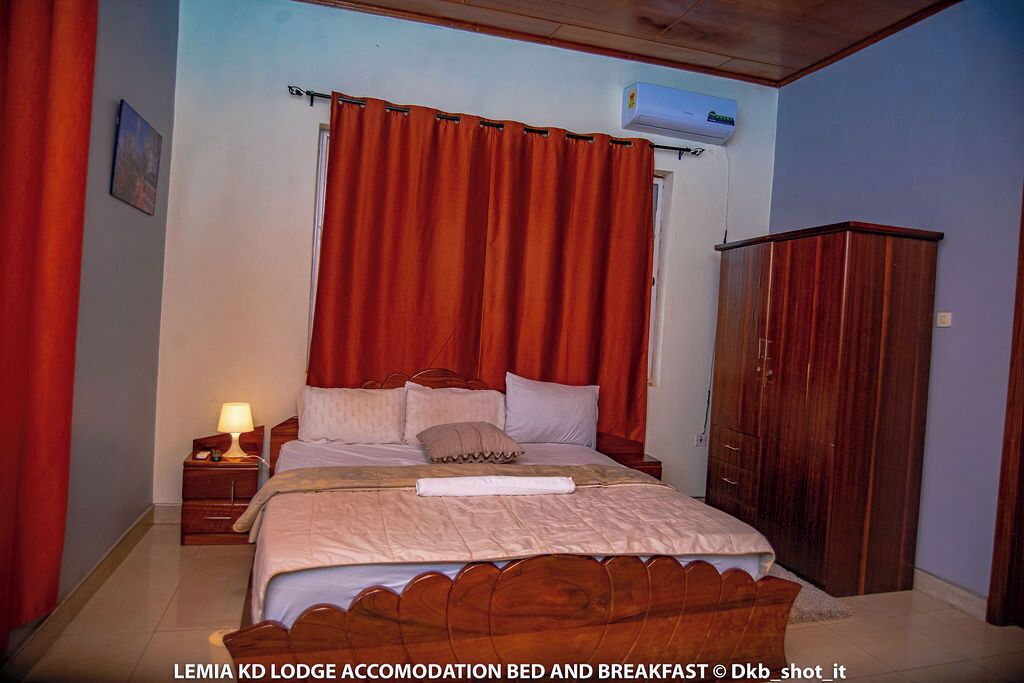 Premium bedding, desk, WiFi (free), bed sheets