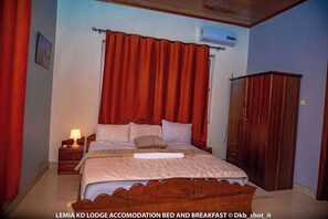 Roupas de cama premium, escrivaninha, Wi-Fi de cortesia, roupa de cama
