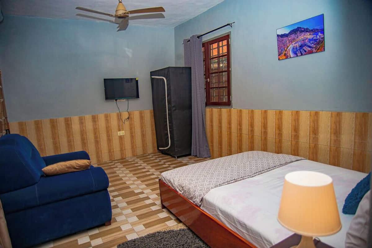 Single Room, 1 Queen Bed, Private Bathroom | Premium bedding, desk, free WiFi, bed sheets