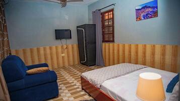 Single Room, 1 Queen Bed, Private Bathroom | Premium bedding, desk, WiFi (free), bed sheets