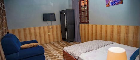 Einzelzimmer, 1 Queen-Bett, eigenes Bad | Hochwertige Bettwaren, Schreibtisch, kostenloses WLAN, Bettwäsche