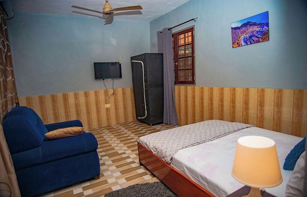Single Room, 1 Queen Bed, Private Bathroom | Premium bedding, desk, free WiFi, bed sheets - LE MIA KD LODGE (Sekondi-Takoradi)