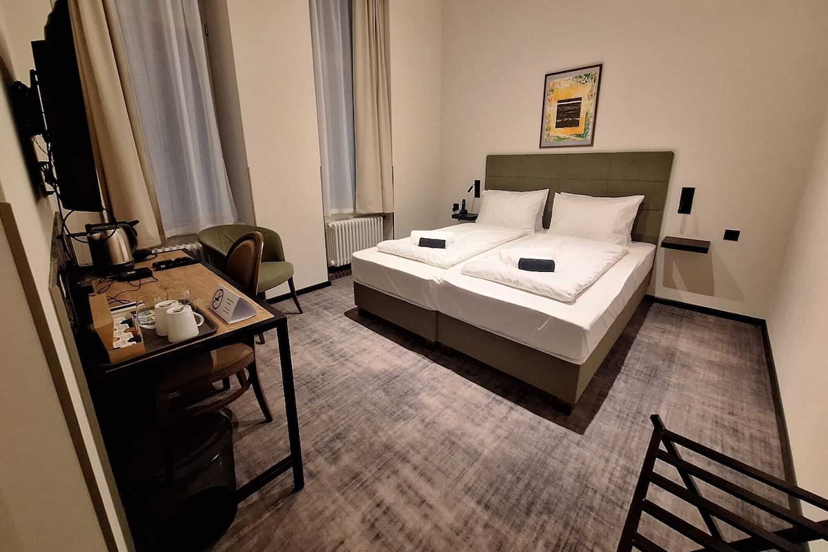 Habitación doble clásica, vista al patio | Caja de seguridad en la habitación y escritorio