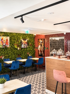 Dining - THE 8 HOTEL BUDAPEST (Budapest)