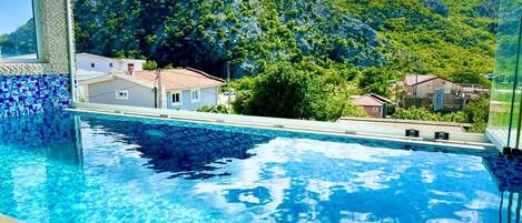 Penthouse Supérieur, patio, vue montagne | Piscine