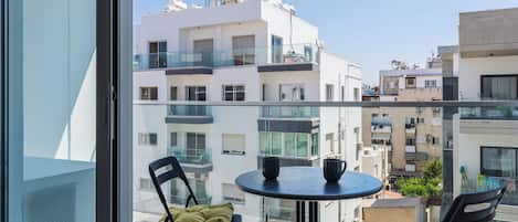 Apartamento, sacada, vista para a praia | Opções para refeição ao ar livre