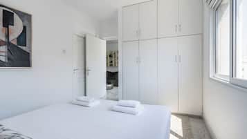 Apartment, Balcony, Beach View | Iron/ironing board, WiFi (free)