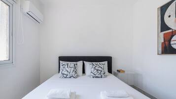 Appartement, balcon, vue sur la plage | Fer et planche à repasser, accès au Wi-Fi (inclus)