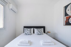 Leilighet, balkong, strandutsikt | Strykejern/-brett og wi-fi (inkludert)