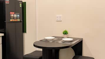 Deluxe Twin Room, Courtyard View | Dining