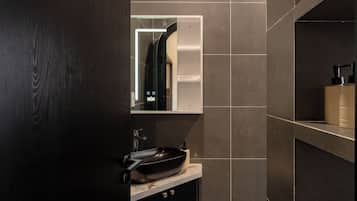 Deluxe Twin Room, Courtyard View | Bathroom | Shower, soap, shampoo, toilet paper