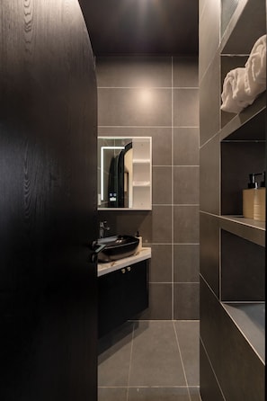 Kamar Double Deluks, 1 Tempat Tidur Queen, pemandangan kota | Kamar mandi | Shower, sabun, sampo, dan tisu toilet