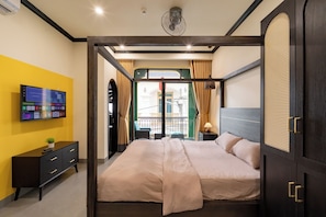 Quarto casal luxo, 1 cama Queen, vista para a cidade | Escrivaninha, espaço de trabalho para notebook, Wi-Fi de cortesia