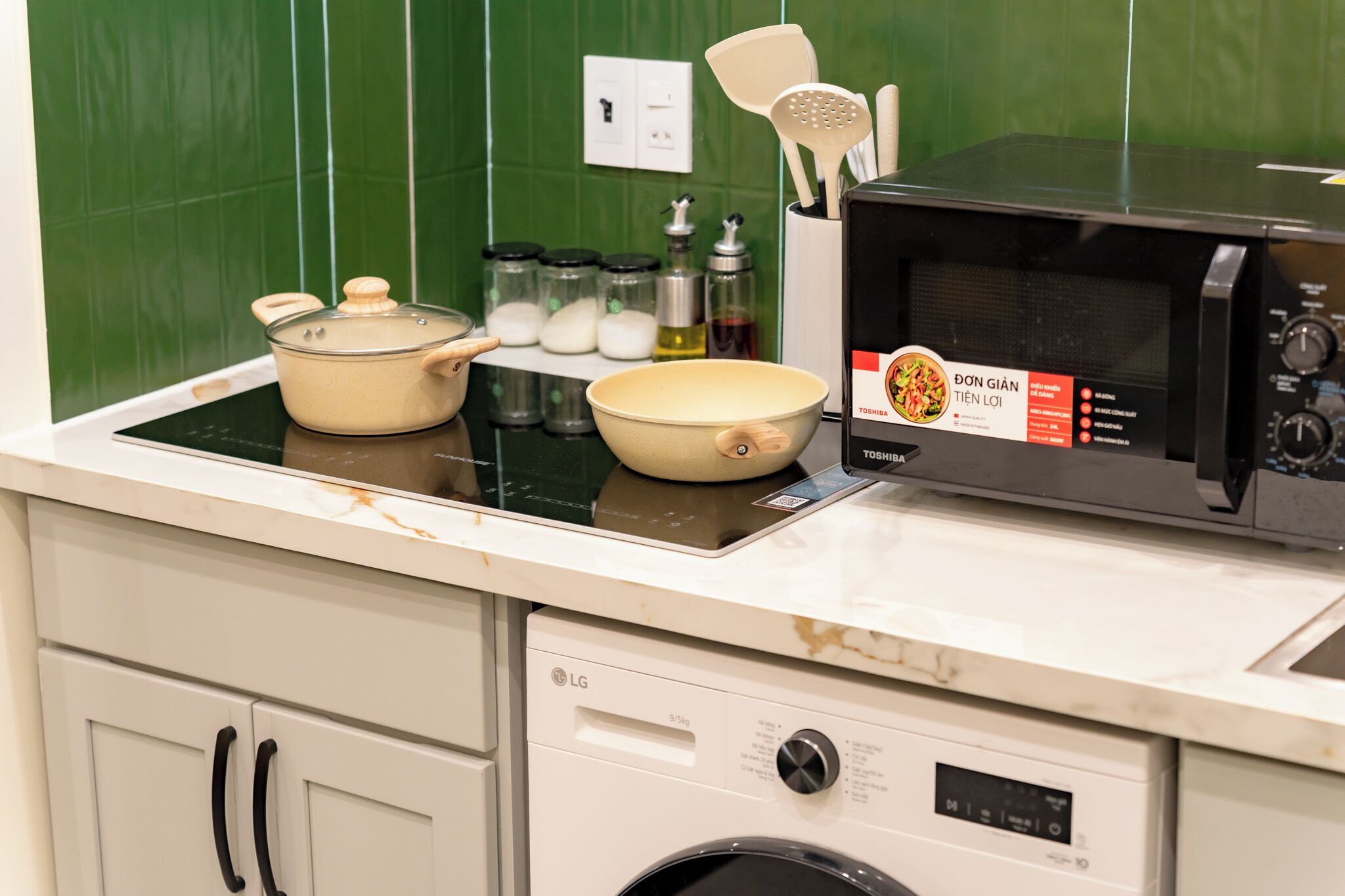 Deluxe Double Room, 1 Queen Bed, City View | Private kitchen | Fridge, microwave, stovetop, cookware/dishes/utensils