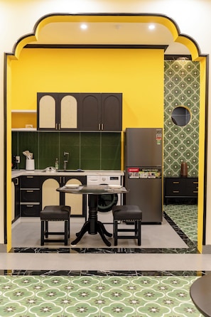 Kamar Double Deluks | Dapur pribadi | Lemari es, microwave, kompor, dan peralatan masak/sendok-piring