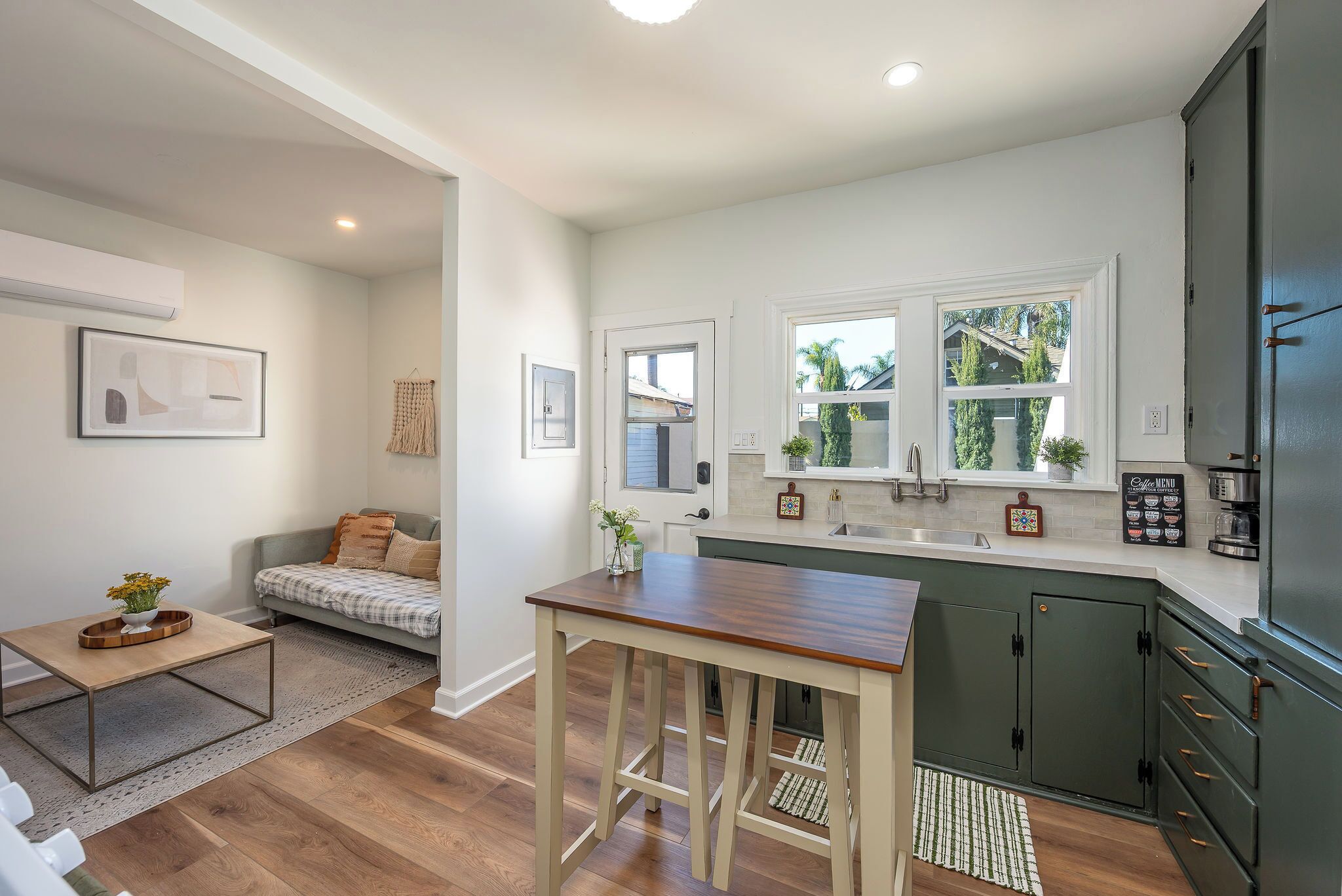 Modern, Quiet 1br With W/d + Ac And Covered Parking - Long Beach, CA