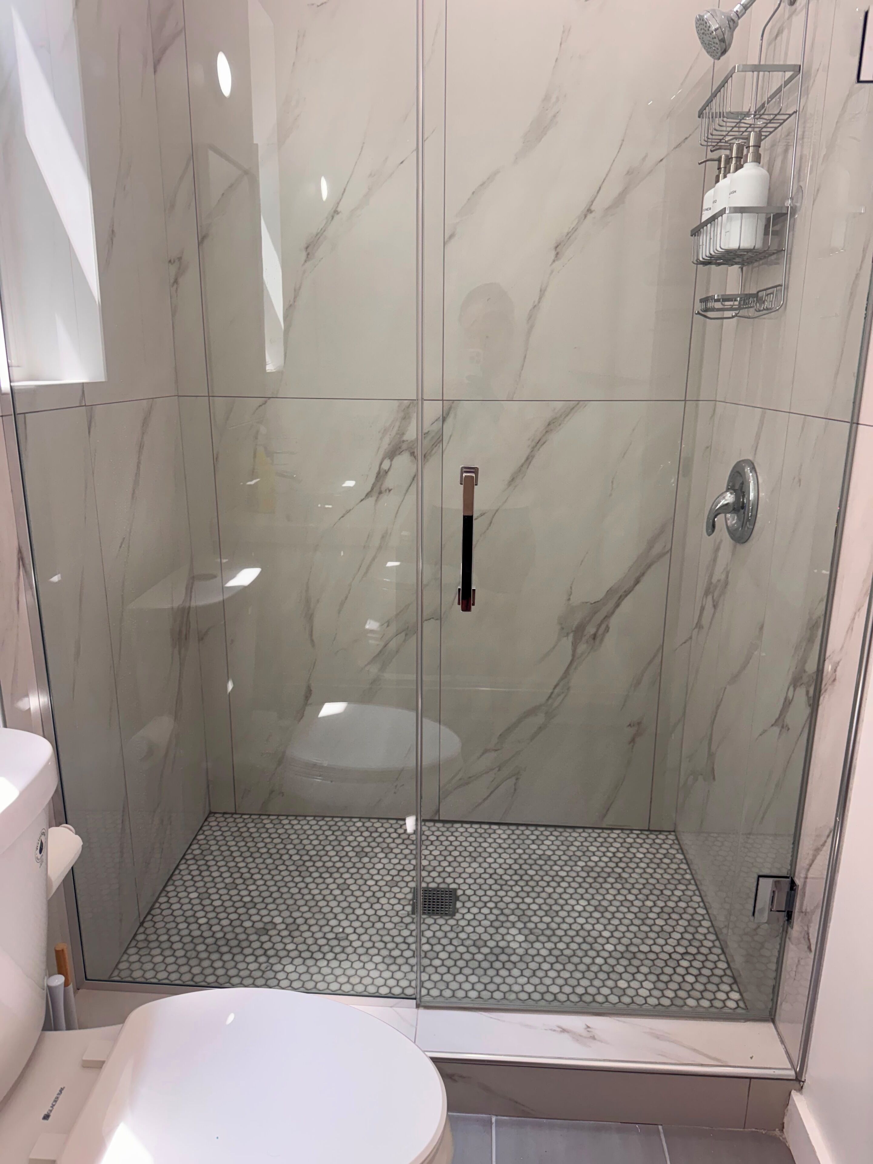 Een douche, een haardroger, handdoeken, zeep