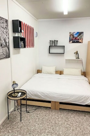 1 bedroom, travel crib, WiFi (free)
