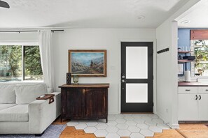 Een modern interieur met een bank, een kast, een deur en een raam.
