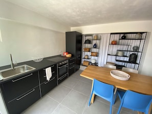 Private kitchen - In the hills of the Italian Riviera, a fully renovated 47-square-meter loft (Liguria)