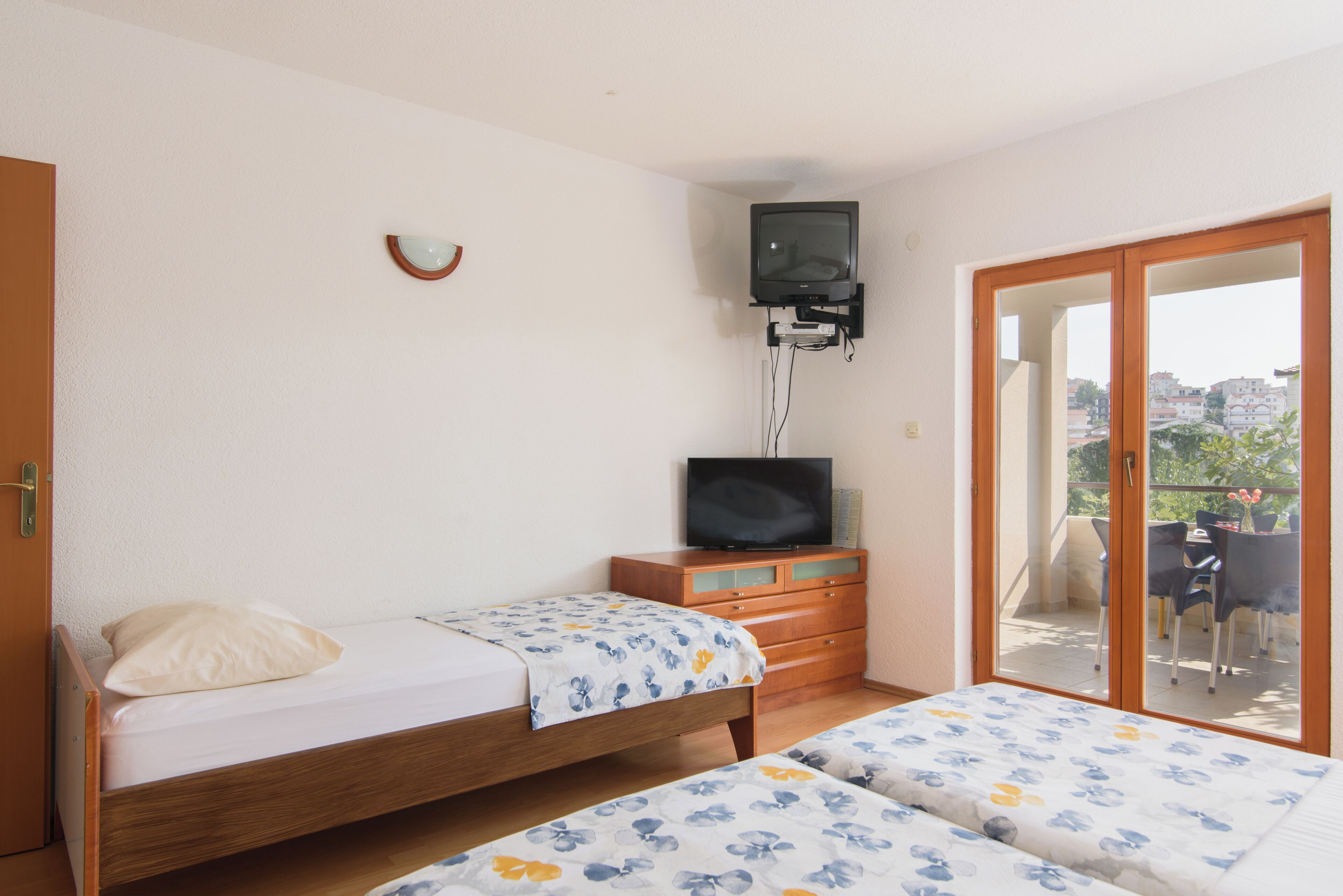 1 habitación, escritorio, tabla de planchar con plancha y cuna de viaje 