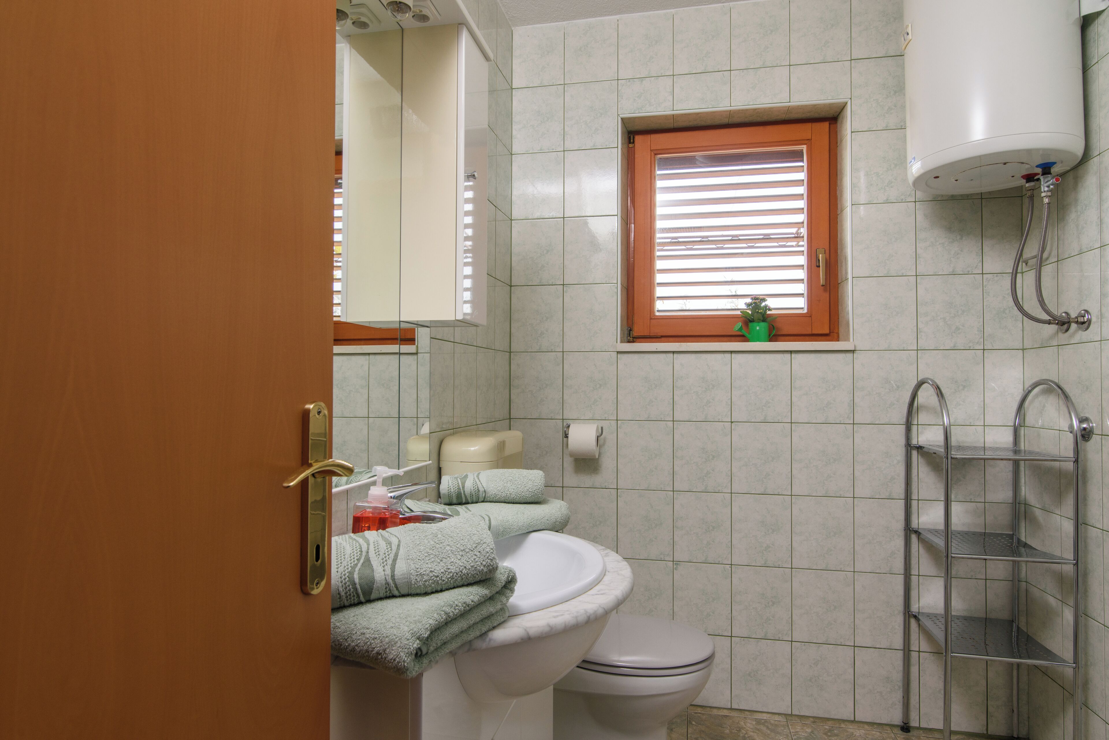 Un baño con inodoro, lavamanos y ducha.