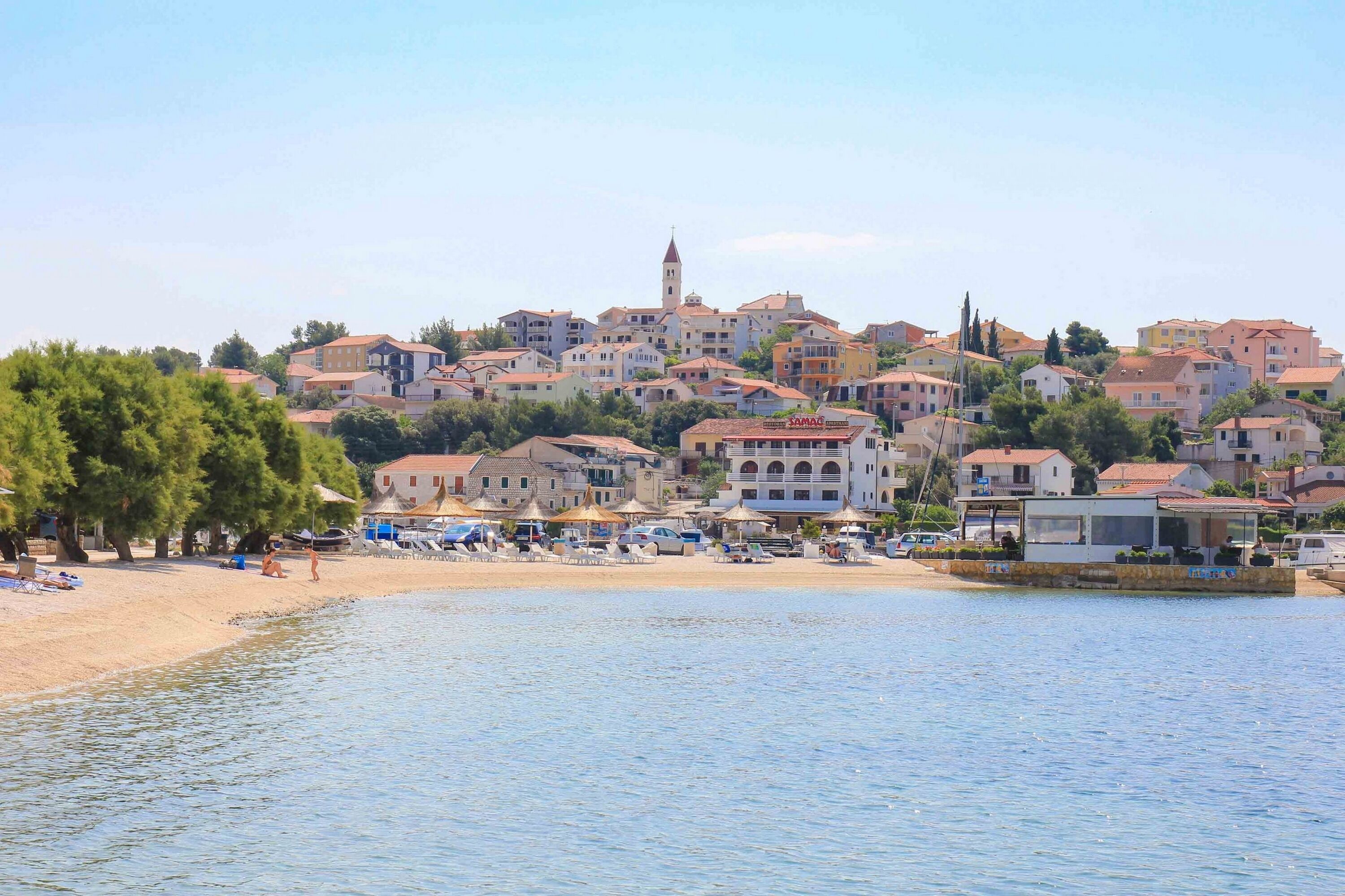 Una località balneare con edifici, una spiaggia e un corpo d'acqua.