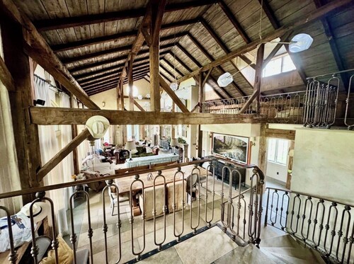 Spacious 6-bedroom farmhouse in peaceful with additional barn/Stephentown withAC
