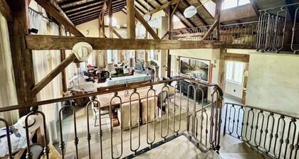 Spacious 6-bedroom farmhouse in peaceful with additional barn/Stephentown withAC