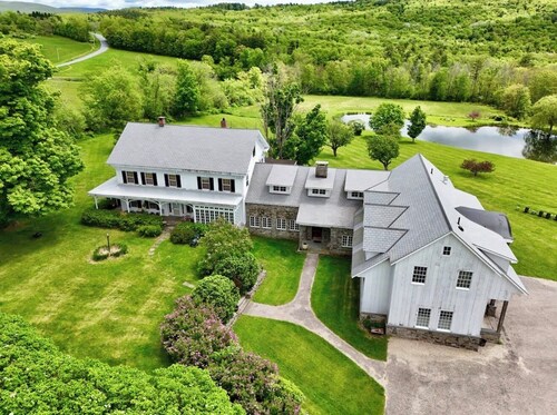 Spacious 6-bedroom farmhouse in peaceful with additional barn/Stephentown withAC