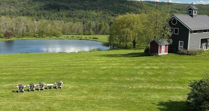 Spacious 6-bedroom farmhouse in peaceful with additional barn/Stephentown withAC