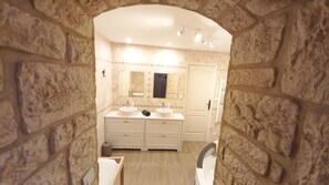 Casa, patio, vista giardino | Bagno | Doccia, asciugacapelli, asciugamani, sapone