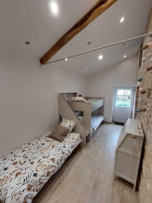 Casa, patio, vista giardino | Tende oscuranti, insonorizzazione, ferro/asse da stiro, Wi-Fi gratuito