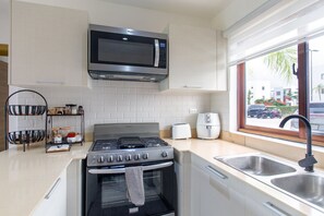 Eine moderne Küche mit integriertem Mikrowellenherd, Herd und Toaster.