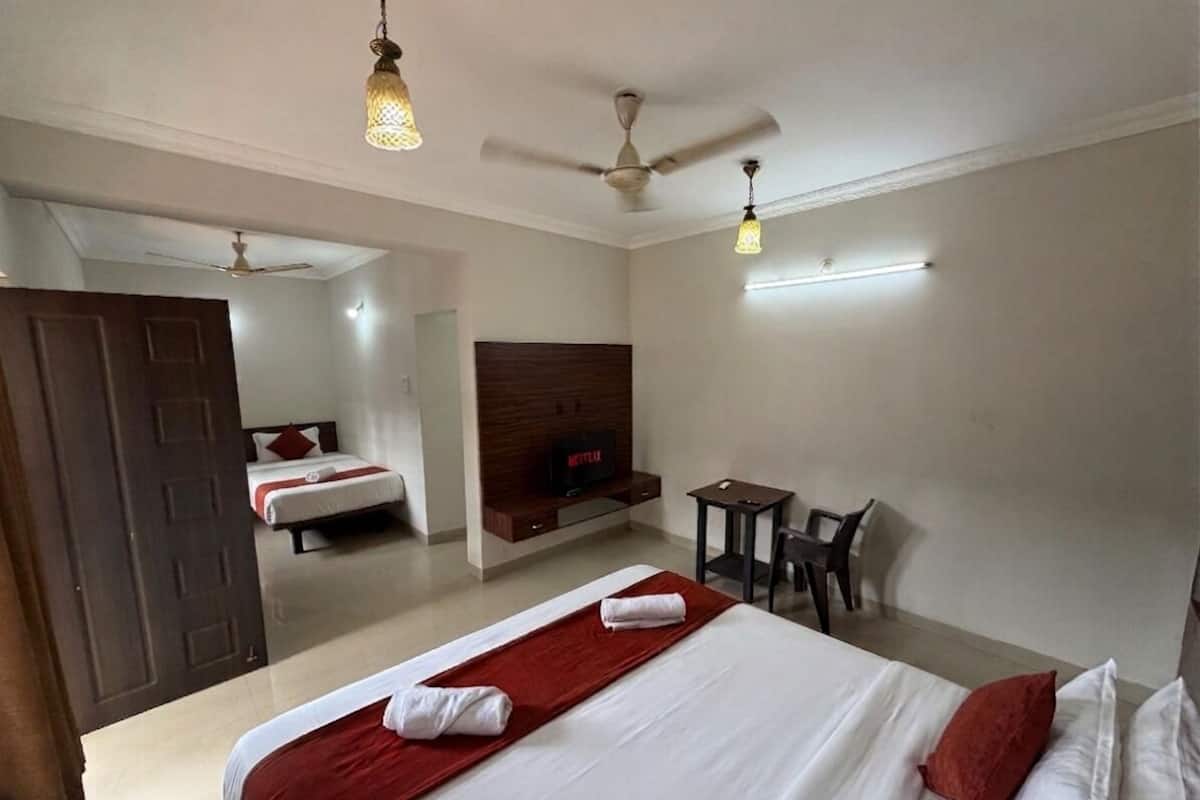 Deluxe Triple Room, Balcony, City View | Desk, free WiFi