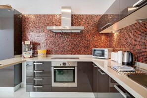 Wasserkocher mit Kaffee-/Teezubehör, Kühlschrank, Herdplatte