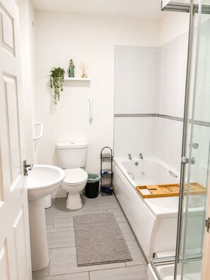 Hair dryer, bidet, towels, soap - Spacious 3BR Contractor Stay w/ Parking | Business & Leisure (Winterton)