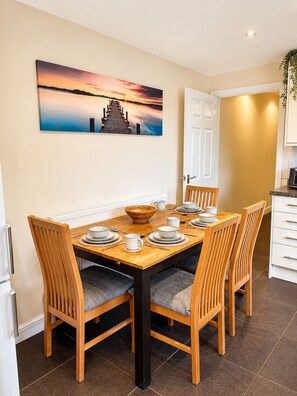 Dining - Spacious 3BR Contractor Stay w/ Parking | Business & Leisure (Winterton)