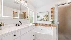 Secadora de cabello, toallas, jabón, papel de baño 