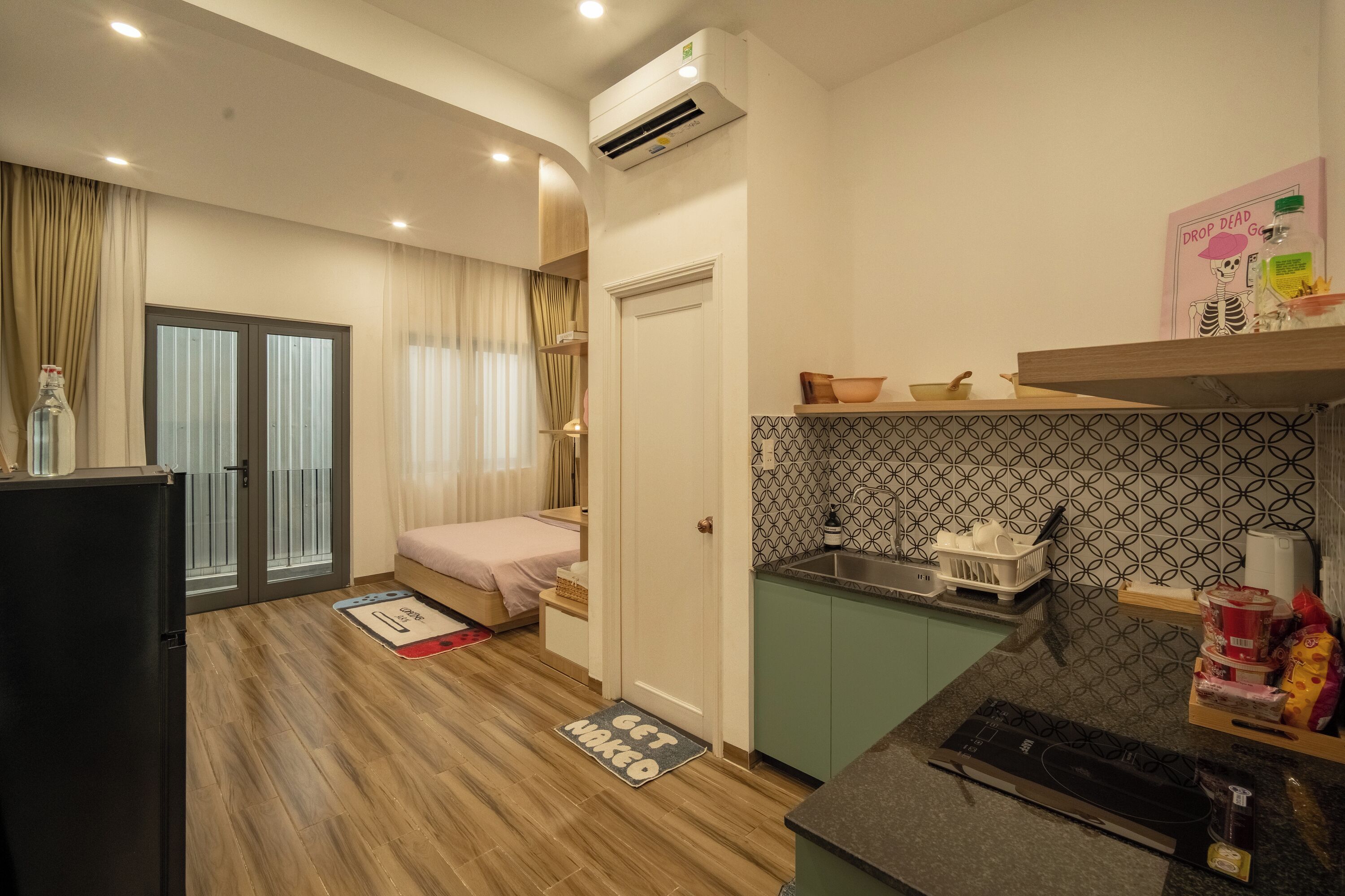 Signature Studio | Private kitchen | Fridge, stovetop, cookware/dishes/utensils