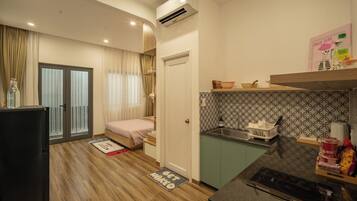 Signature Studio | Private kitchen | Fridge, stovetop, cookware/dishes/utensils
