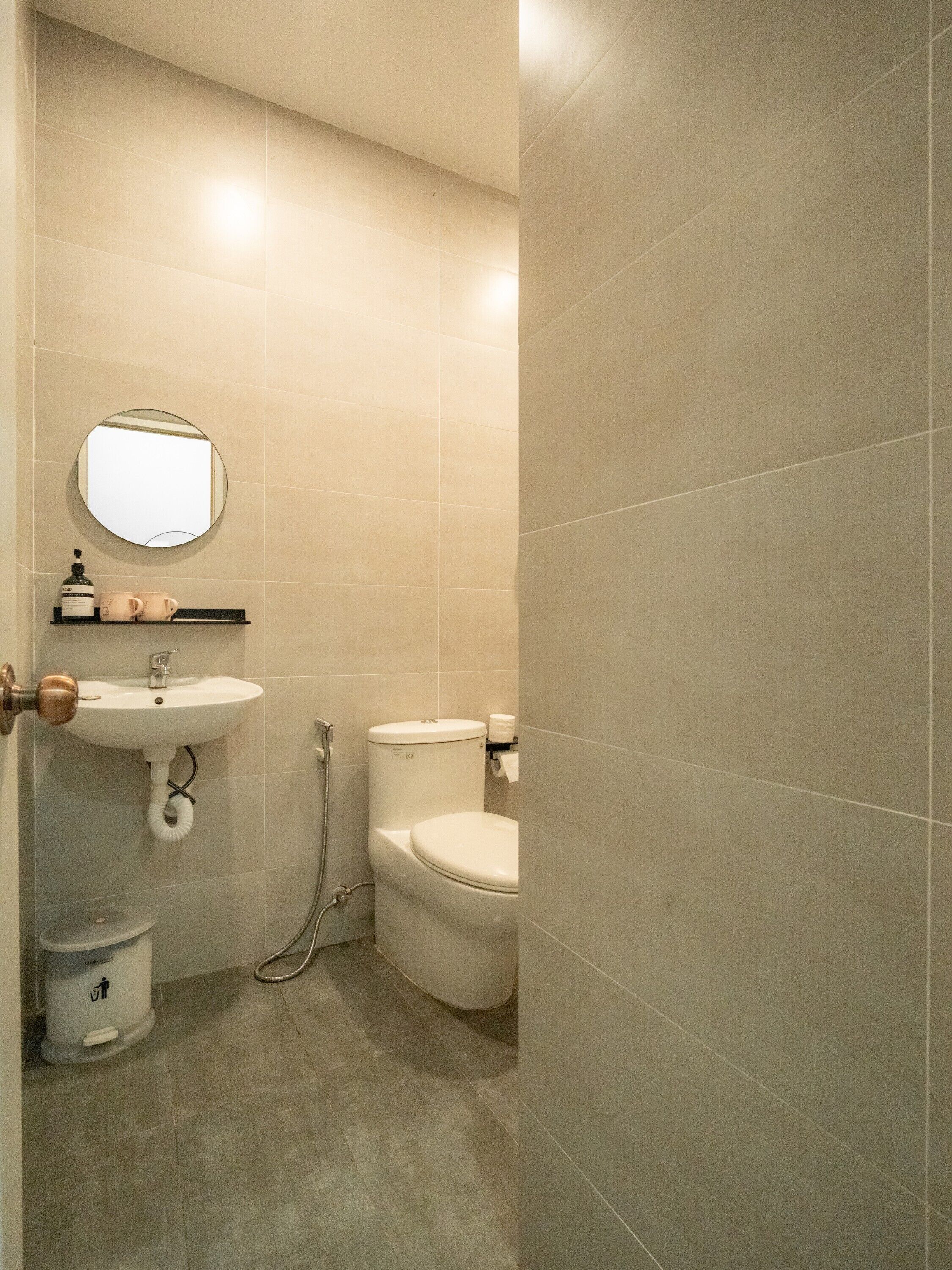 Signature Studio | Bathroom | Shower, hair dryer, towels, soap