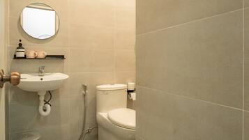 Signature Studio | Bathroom | Shower, hair dryer, towels, soap