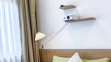 Estudio Prestigio | Escritorio, espacio para trabajar con laptop y wifi gratis